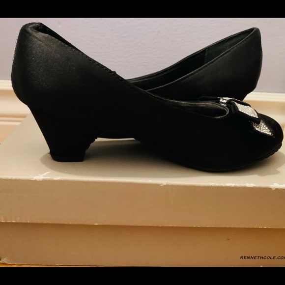 Reaction Kenneth Cole Black Heels - Picture 3 of 4